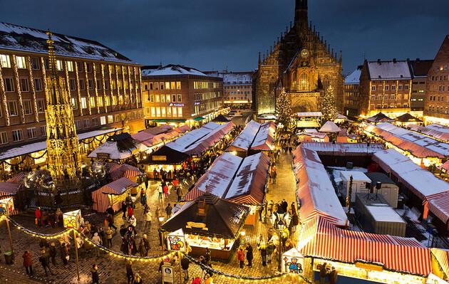 Der Nürnberger Christkindlesmarkt leuchtet am Abend
