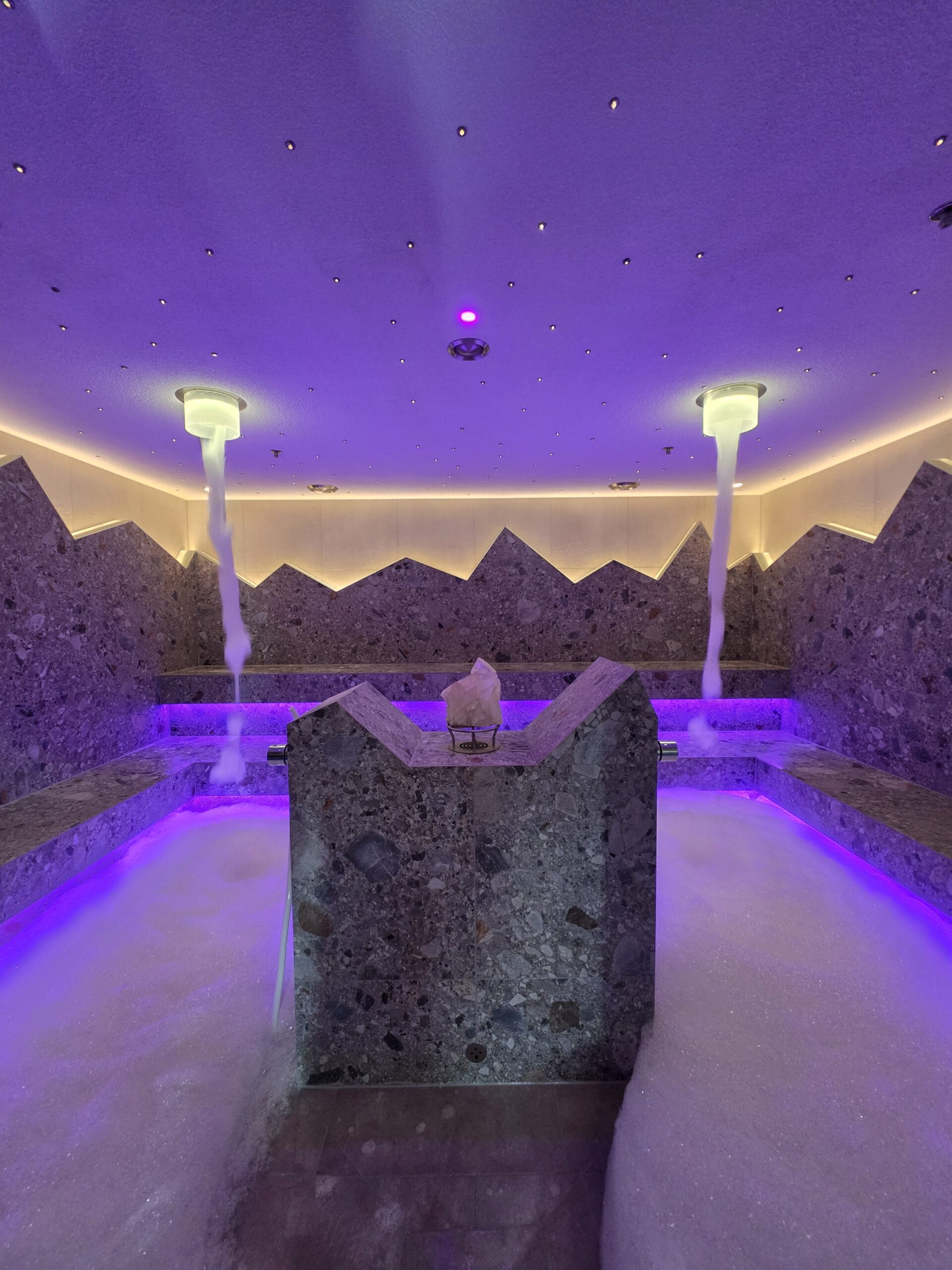Leuchtender Wellnessraum mit Wasser und Dampf